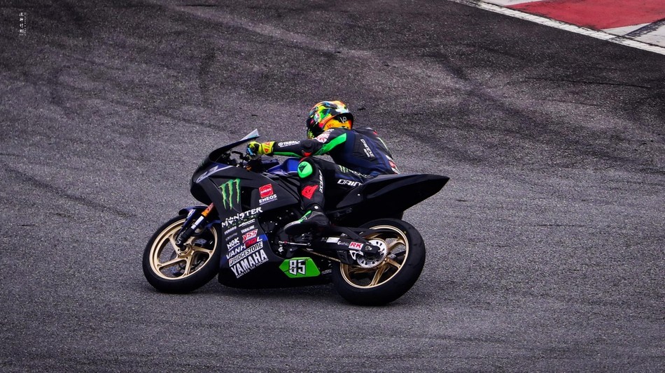 赛事|潜望｜因王一博摔车走红的摩托车赛：举办仅两年，票价是顶级赛事的近6倍