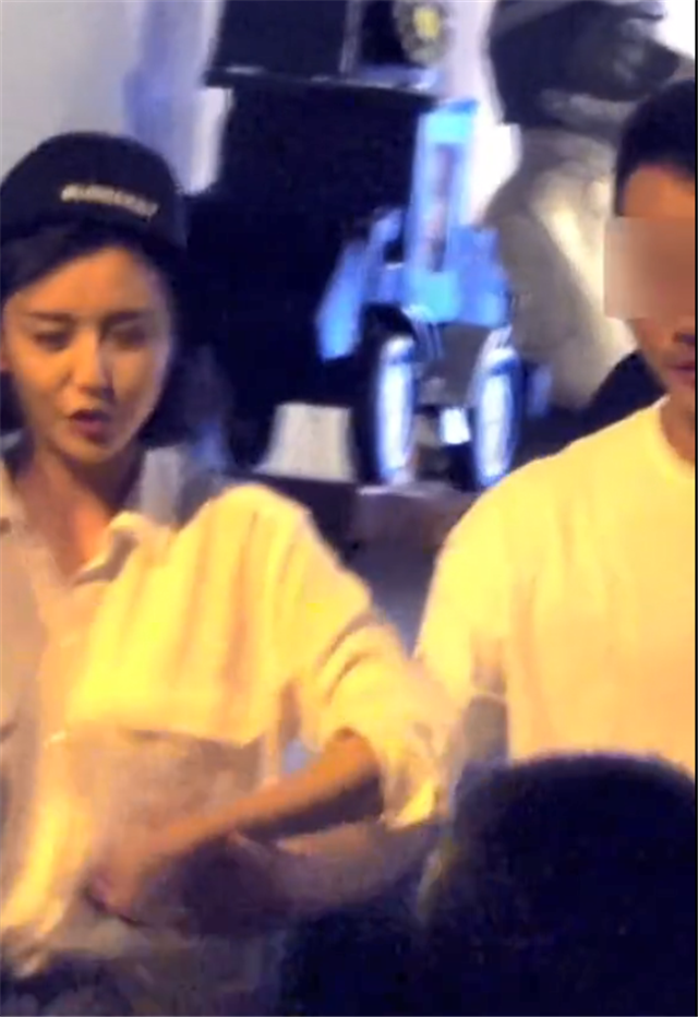 范冰冰|范冰冰和男友人手牵手现身，两人一直不离不弃，还多次传出绯闻