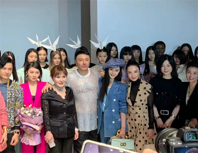 范冰冰|范冰冰和男友人手牵手现身，两人一直不离不弃，还多次传出绯闻