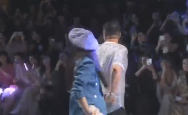 范冰冰|范冰冰和男友人手牵手现身，两人一直不离不弃，还多次传出绯闻