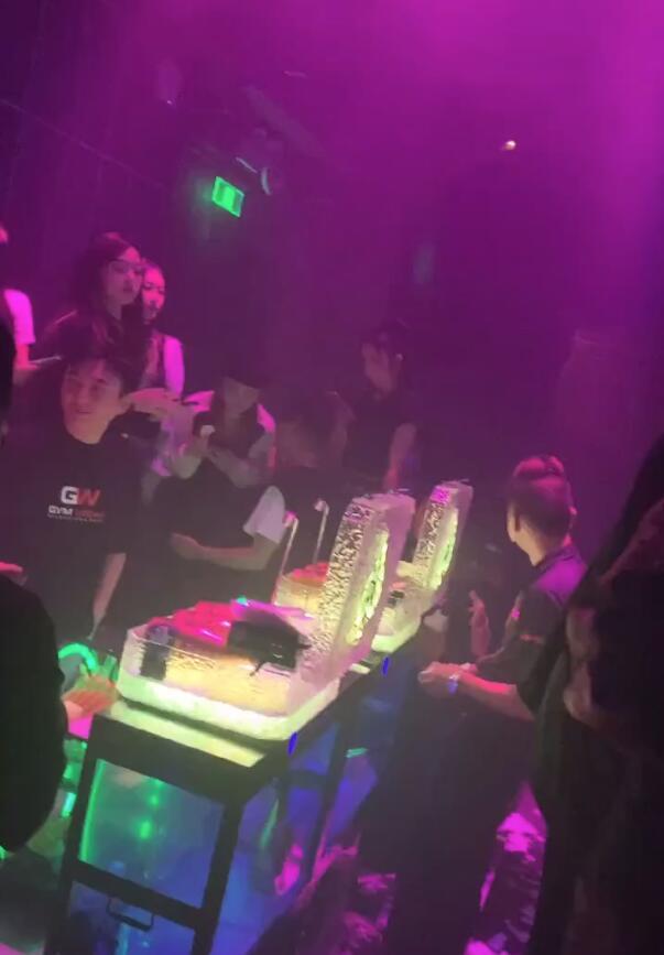 王思聪又现身酒吧八名美女相伴左右与抽烟长腿美女贴面热聊