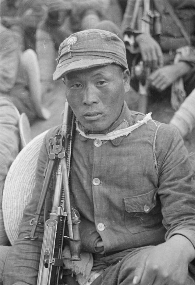 1942年八路军中机枪手,难以置信的寒酸,永远值得我们怀念