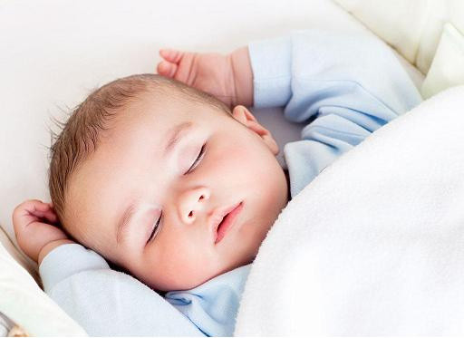 睡姿那么多种，为什么宝宝偏爱“投降式”？