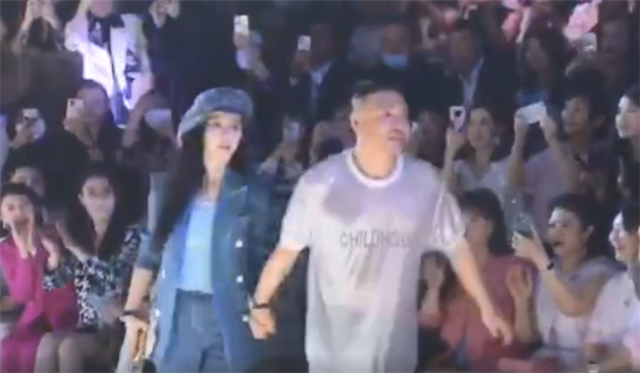 范冰冰|范冰冰现身时装展，打响复出第一枪，绯闻男友当众牵手赢得掌声