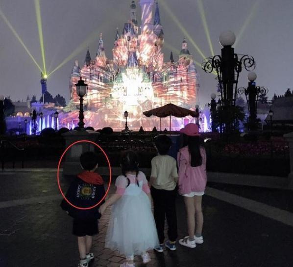 angelababy|Baby带儿子海洋馆看表演，小海绵全程坐妈妈腿上，超帅侧脸曝光