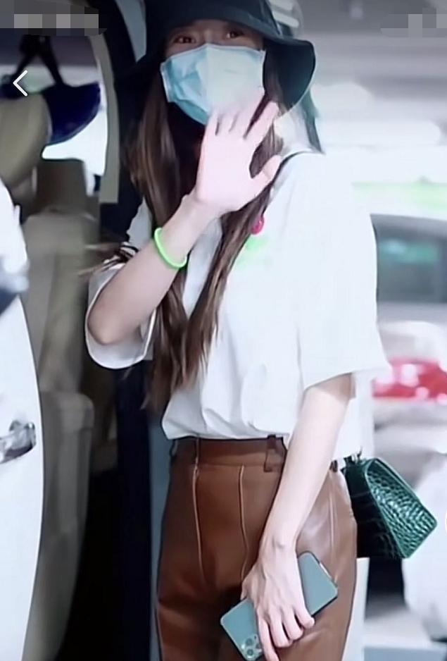 angelababy|Baby带儿子海洋馆看表演，小海绵全程坐妈妈腿上，超帅侧脸曝光