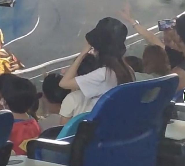 angelababy|Baby带儿子海洋馆看表演，小海绵全程坐妈妈腿上，超帅侧脸曝光