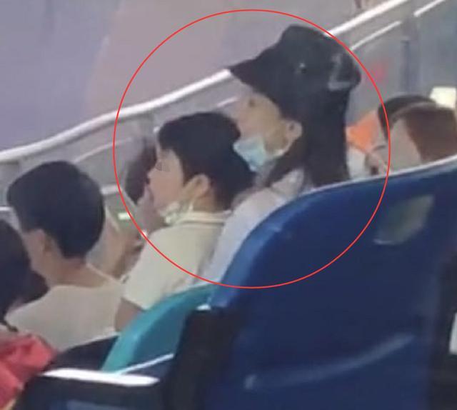 angelababy|Baby带儿子海洋馆看表演，小海绵全程坐妈妈腿上，超帅侧脸曝光