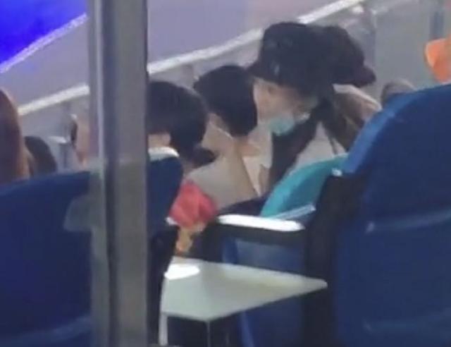 angelababy|Baby带儿子海洋馆看表演，小海绵全程坐妈妈腿上，超帅侧脸曝光