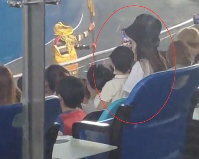 angelababy|Baby带儿子海洋馆看表演，小海绵全程坐妈妈腿上，超帅侧脸曝光