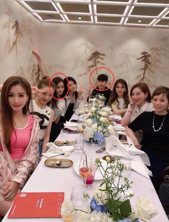 angelababy|Baby带儿子海洋馆看表演，小海绵全程坐妈妈腿上，超帅侧脸曝光