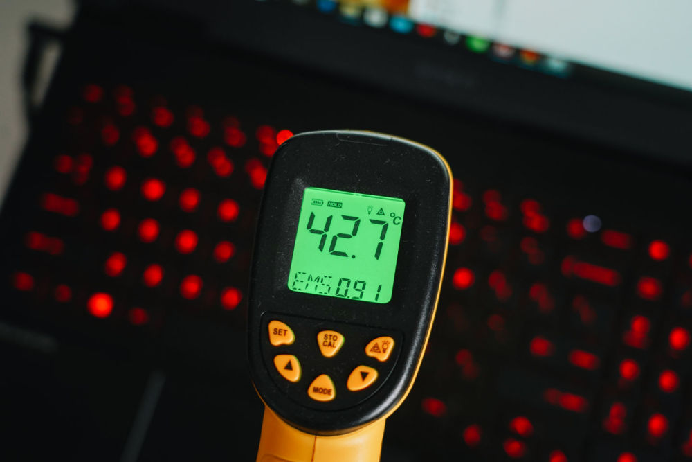 8度.触摸板及左右两侧温度也只有30.8度.