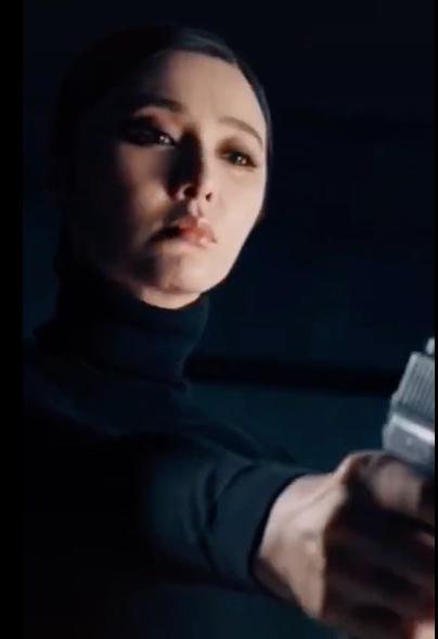 时装周|范冰冰出席时装周站旁边，右边同一位置老总被扒，两人关系不简单