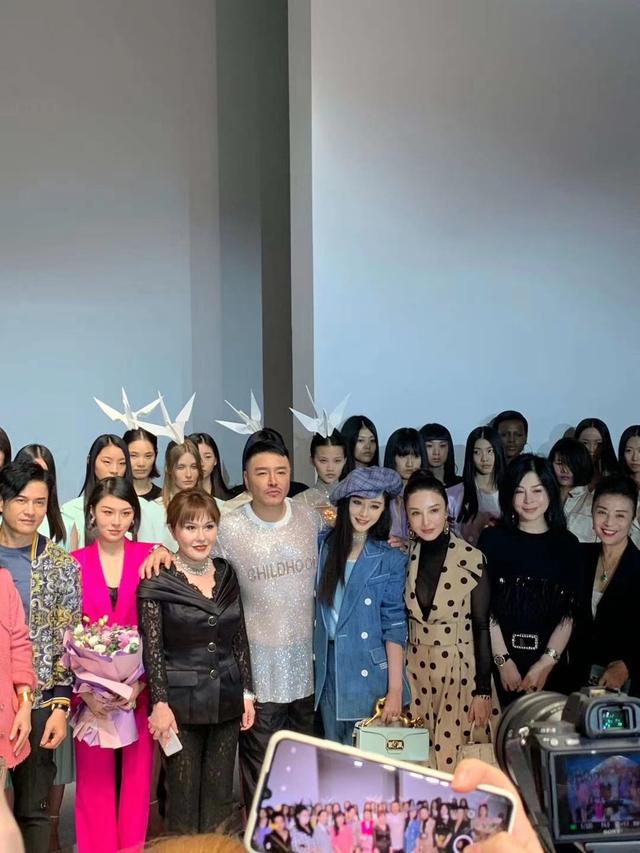 时装周|范冰冰出席时装周站旁边，右边同一位置老总被扒，两人关系不简单