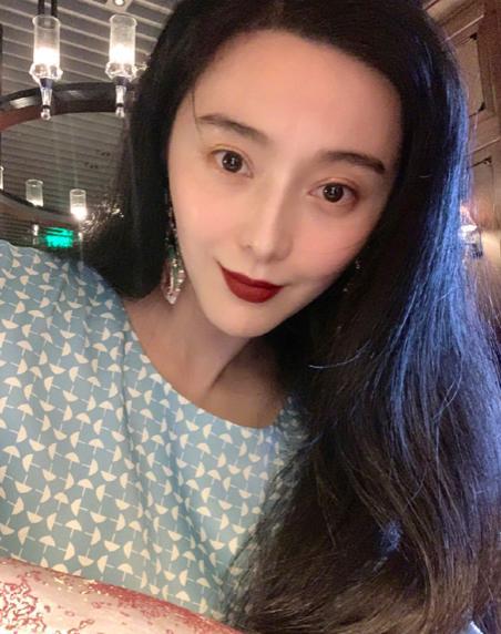 时装周|范冰冰出席时装周站旁边，右边同一位置老总被扒，两人关系不简单