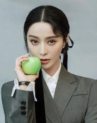 时装周|范冰冰出席时装周站旁边，右边同一位置老总被扒，两人关系不简单