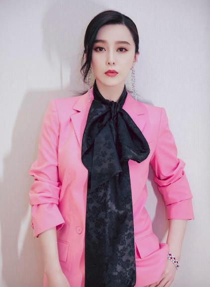 时装周|范冰冰出席时装周站旁边，右边同一位置老总被扒，两人关系不简单