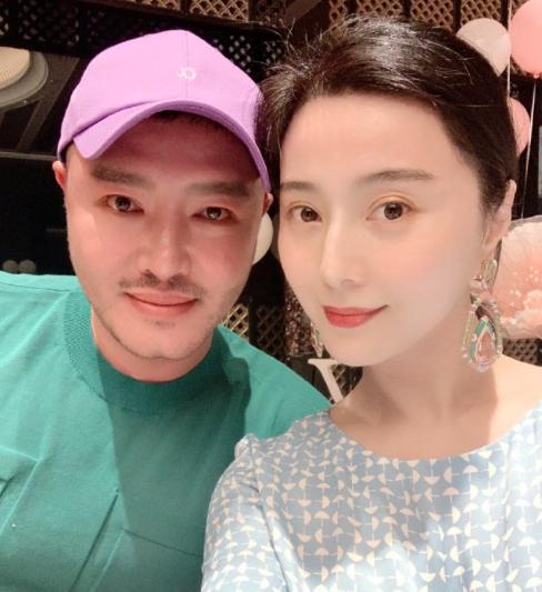 时装周|范冰冰出席时装周站旁边，右边同一位置老总被扒，两人关系不简单