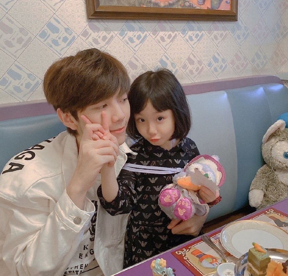 洪欣低调庆祝生日,难掩幸福晒和女儿合影,6岁彤彤像爸爸越长越漂亮