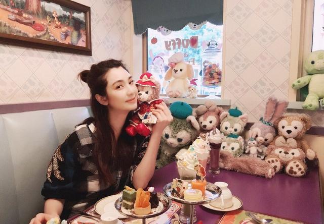 张丹峰|洪欣晒照庆49岁生日！张丹峰送祝福遭忽视，称呼极像当年的刘恺威