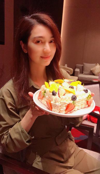 张丹峰|洪欣晒照庆49岁生日！张丹峰送祝福遭忽视，称呼极像当年的刘恺威