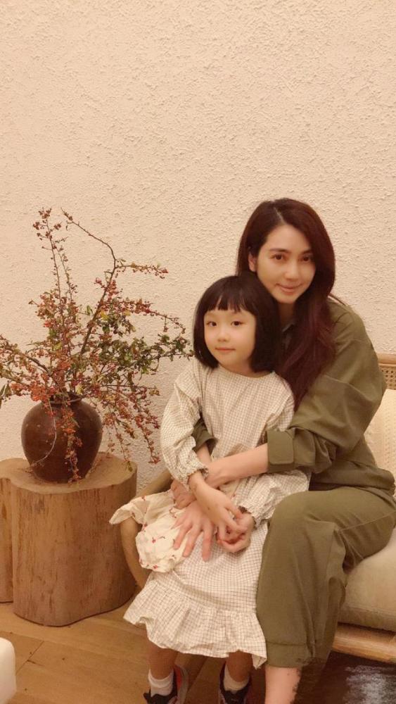 张丹峰|洪欣晒照庆49岁生日！张丹峰送祝福遭忽视，称呼极像当年的刘恺威