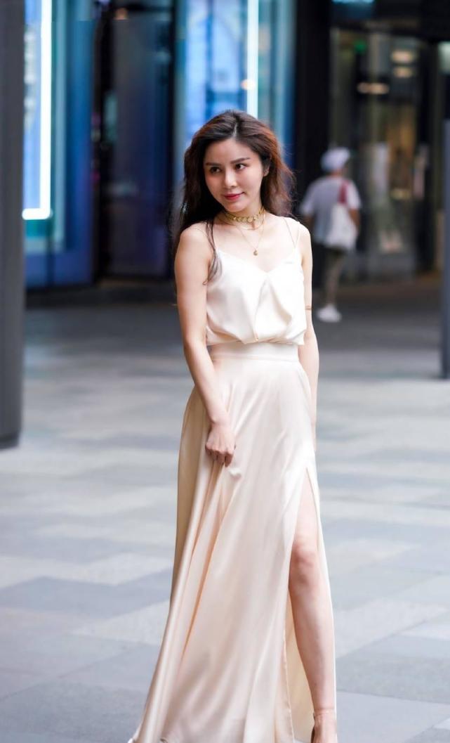 优雅的气质美女,裙装穿出最美淑女范