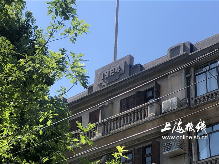 白尔登公寓楼顶有"1924"的字样雕刻,它代表着自己的身世,那时很多建筑