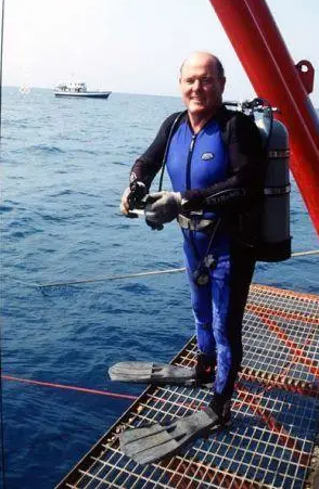 沉船|怎样快速让文物价格翻倍？他发现沉船里100万件文物，砸了65万件