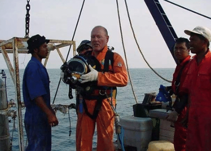 沉船|怎样快速让文物价格翻倍？他发现沉船里100万件文物，砸了65万件