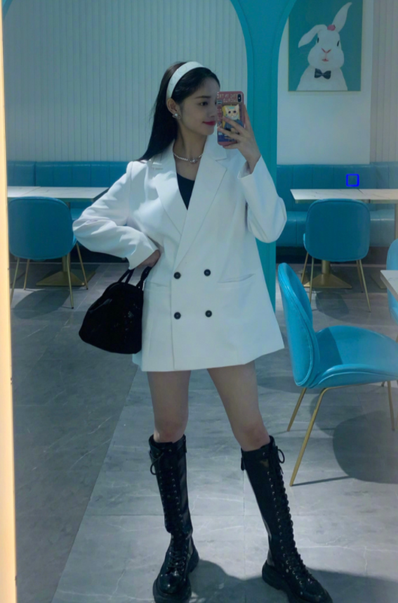 周洁琼为秀腿彻底放开,只穿一件西装出门,哪知凹出的腿型贼弯