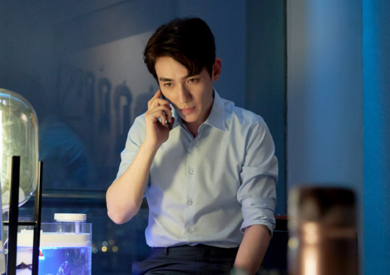 朱一龙|朱一龙被曝“隐婚生子”后首现身，全副武装出街，眼神坚定又犀利