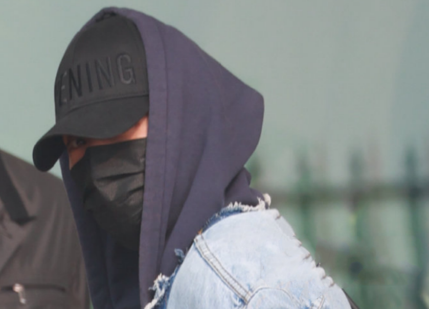 朱一龙|朱一龙被曝“隐婚生子”后首现身，全副武装出街，眼神坚定又犀利