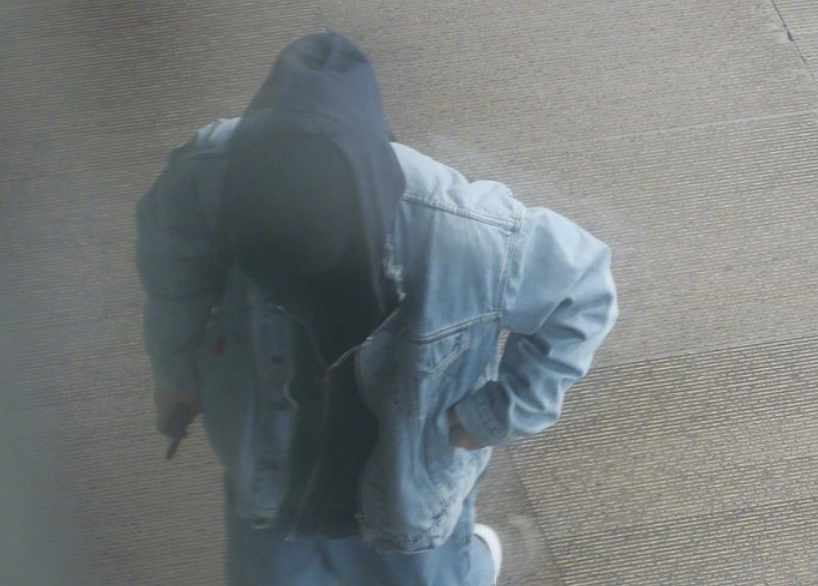 朱一龙|朱一龙被曝“隐婚生子”后首现身，全副武装出街，眼神坚定又犀利