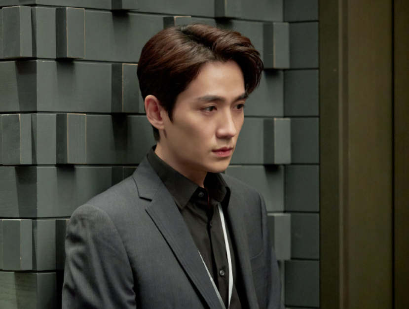 朱一龙|朱一龙被曝“隐婚生子”后首现身，全副武装出街，眼神坚定又犀利