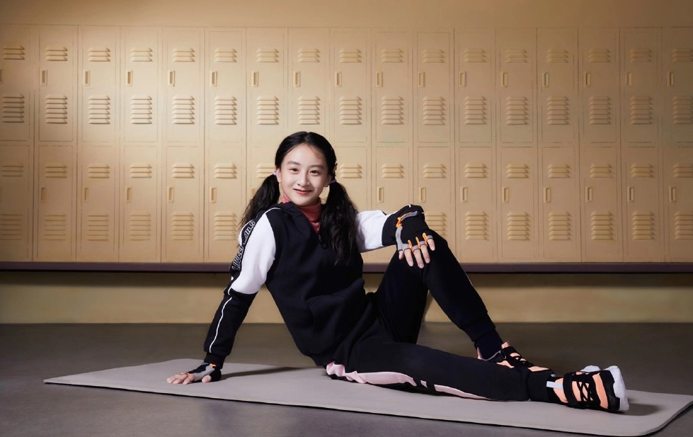 森碟|田亮女儿森碟解锁新代言，骑车练瑜伽展运动天赋，一双长腿太优越