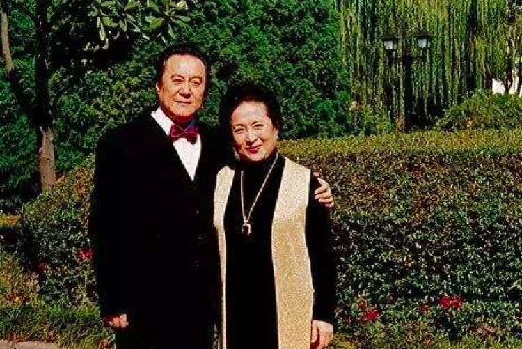 在上海歌剧院,她还结识了自己的丈夫饶余鉴.饶余鉴比任桂珍小4岁.