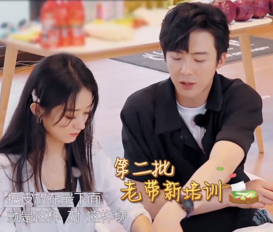 《中餐厅4》赵丽颖切肉慢,撇了一眼刘宇宁后,才发现差距在哪