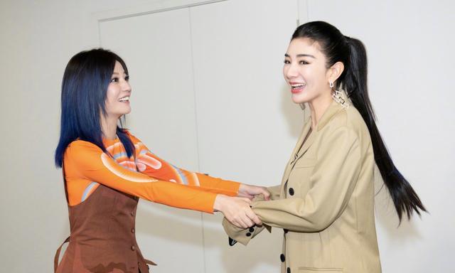 黄奕|黄奕晒两代小燕子同框照，与赵薇相差1岁，却有演员导师之别