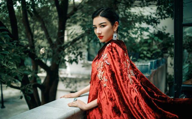 黄奕|黄奕晒两代小燕子同框照，与赵薇相差1岁，却有演员导师之别