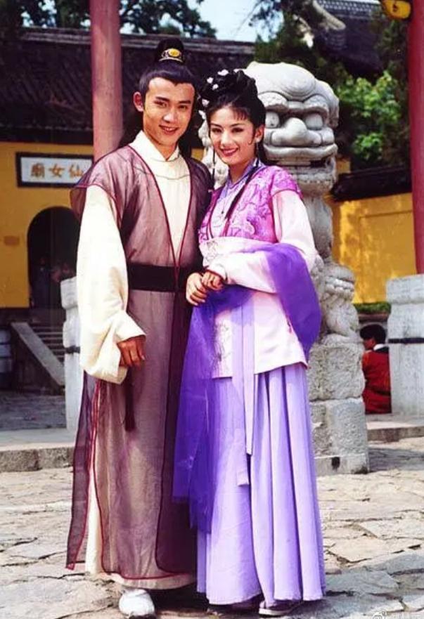 黄奕|黄奕晒两代小燕子同框照，与赵薇相差1岁，却有演员导师之别