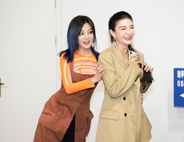 黄奕|黄奕晒两代小燕子同框照，与赵薇相差1岁，却有演员导师之别