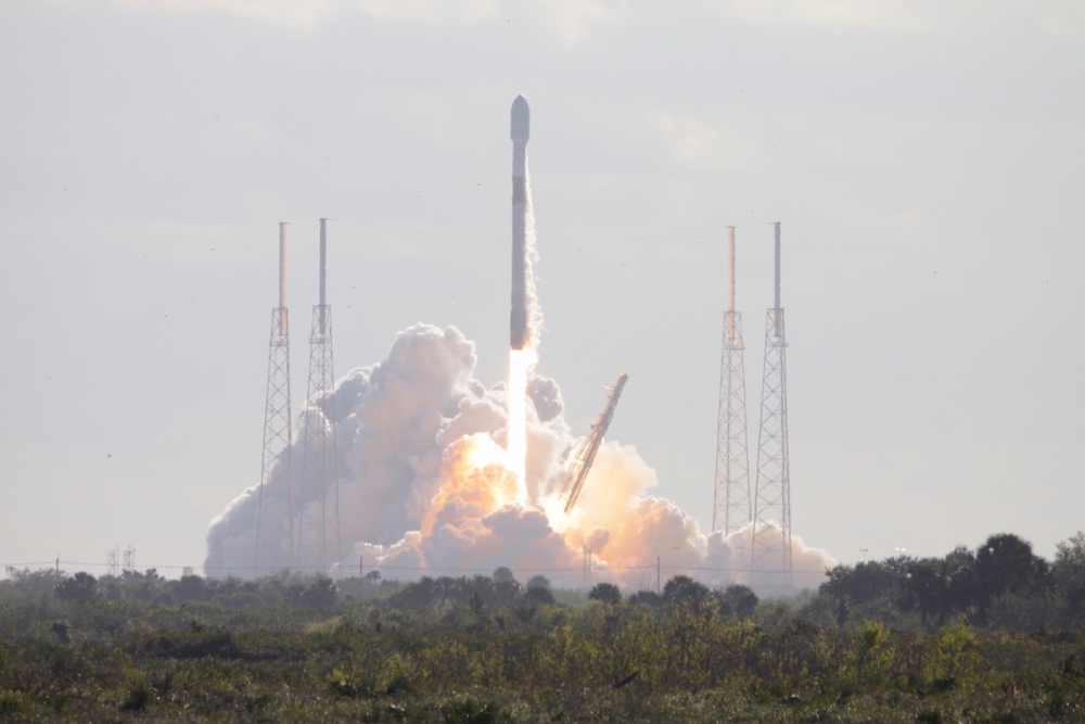 太空探索技术公司|SpaceX再立奇功，超60枚星链卫星被送往太空