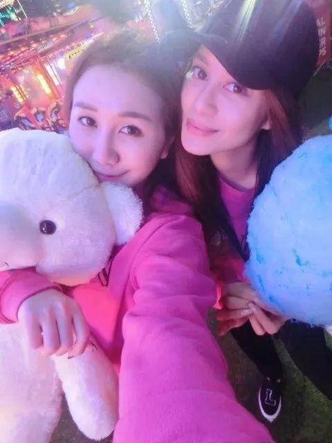 辛奇隆|何超盈秀恩爱首晒小八岁老公，辛奇隆为女儿荷包蛋弹吉他父爱满满