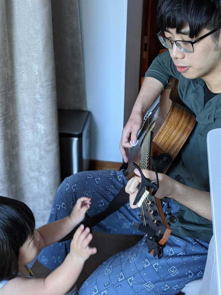 辛奇隆|何超盈秀恩爱首晒小八岁老公，辛奇隆为女儿荷包蛋弹吉他父爱满满