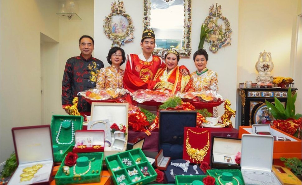 辛奇隆|何超盈秀恩爱首晒小八岁老公，辛奇隆为女儿荷包蛋弹吉他父爱满满