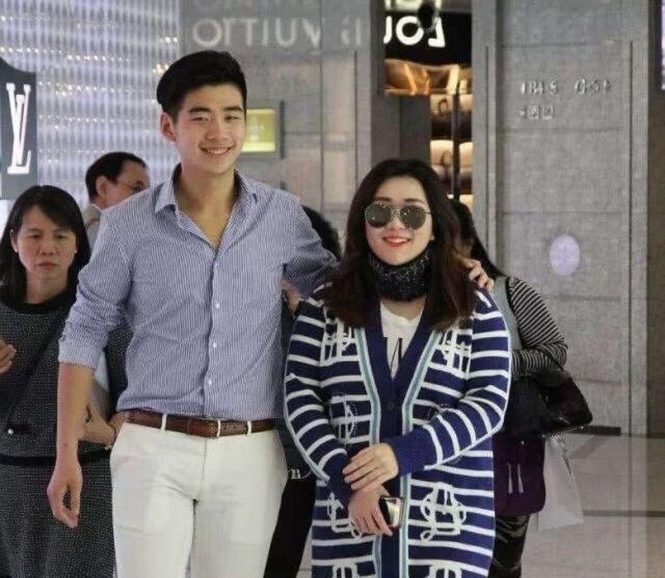 辛奇隆|何超盈秀恩爱首晒小八岁老公，辛奇隆为女儿荷包蛋弹吉他父爱满满