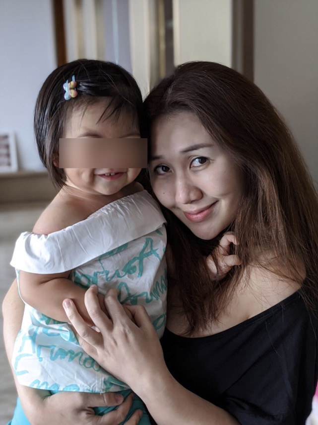 辛奇隆|何超盈秀恩爱首晒小八岁老公，辛奇隆为女儿荷包蛋弹吉他父爱满满