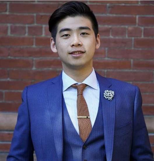 辛奇隆|何超盈秀恩爱首晒小八岁老公，辛奇隆为女儿荷包蛋弹吉他父爱满满