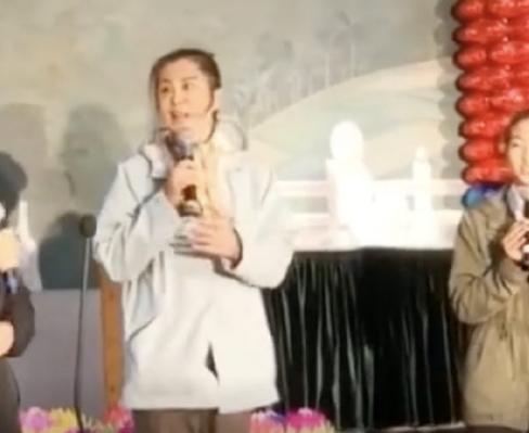 王祖贤|网友偶遇53岁王祖贤排队买奶茶，赞其肤白貌美很有少女感